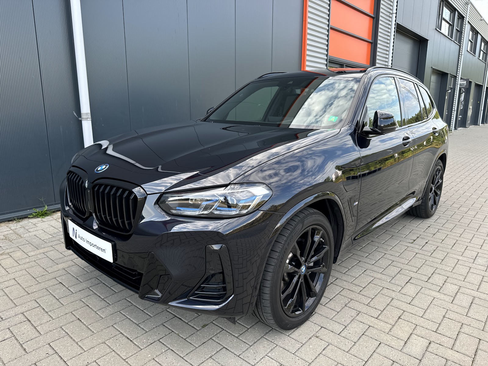 Donkerblauwe BMW X3 SUV rijklaar gemaakt na importtraject.