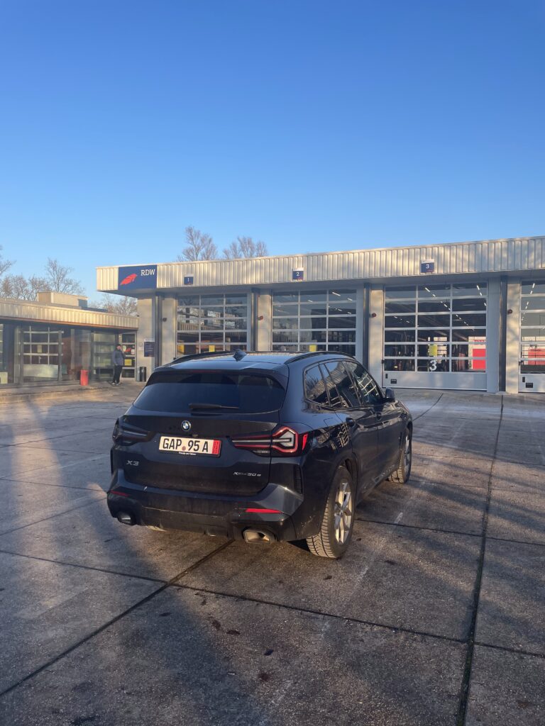 RDW keuringsstation Amsterdam. BMW X3 met Duitse exportkentekens wacht op keuring