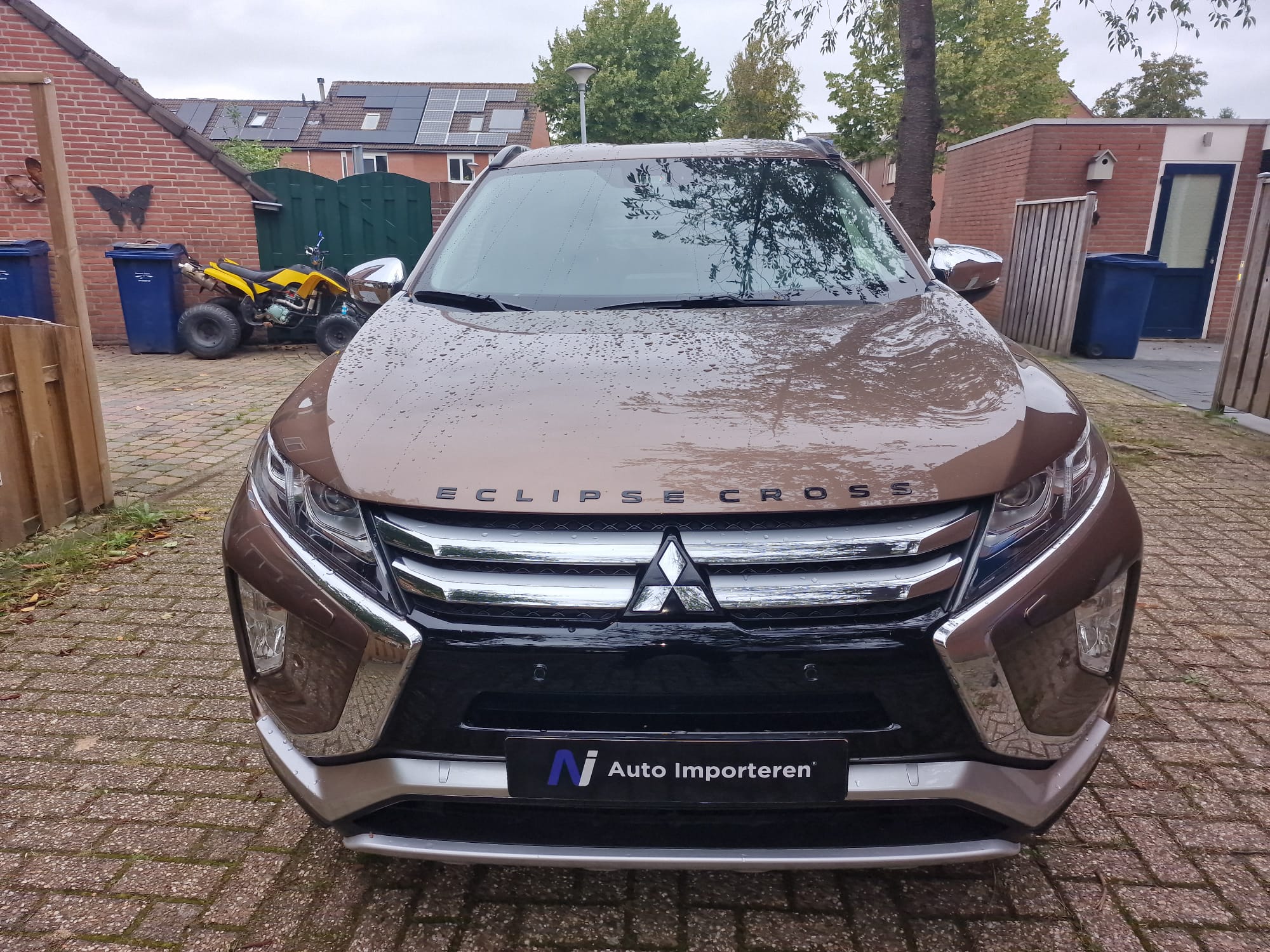 Bruine Mitsubishi Outlander PHEV import uit de EU met volledige service-historie.