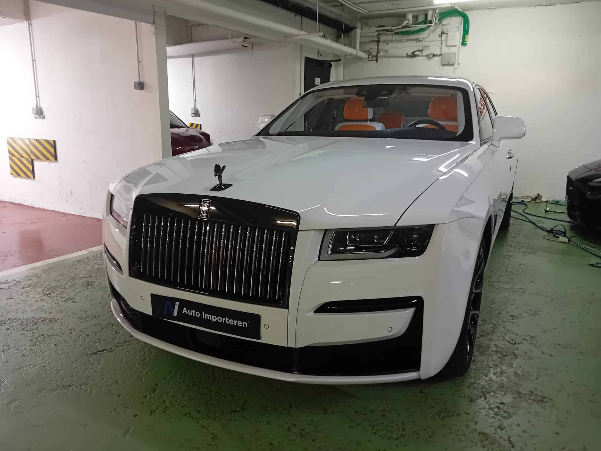 Rolls-Royce Ghost Black Badge V12 met 600 PK, via onze persoonlijke importservice als exclusief importavontuur rijklaar afgeleverd.